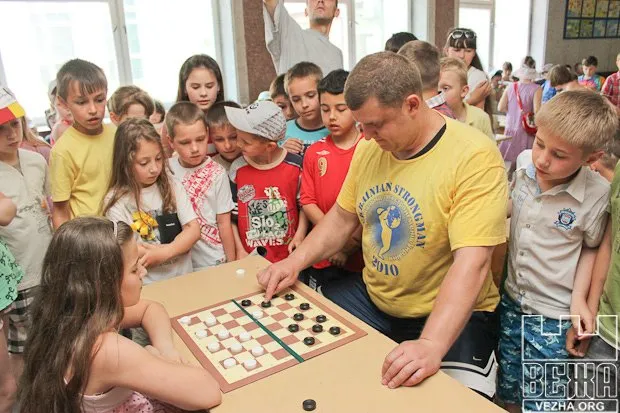 23-я школа-ліцей розпочала святкування турніром із шашок та показовим виступом стронгмена (Фоторепортаж) — фото 8