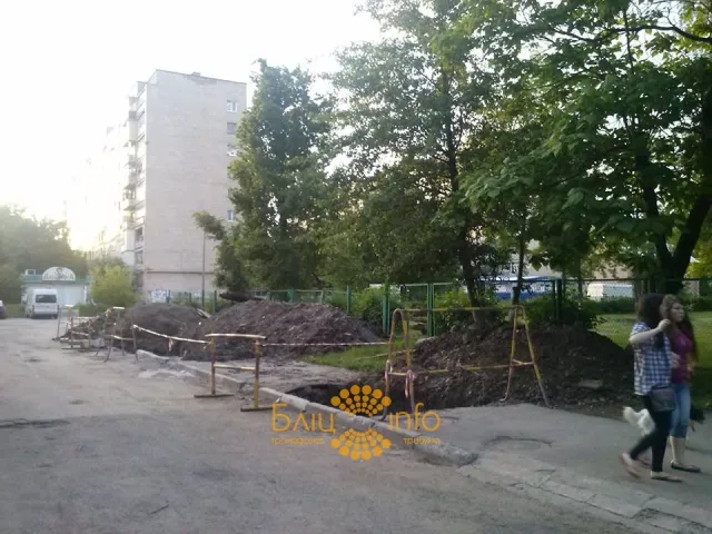 Комунальники обіцяють вже за тиждень засипати котлован на Вовчинецькій (Фото) — фото 1