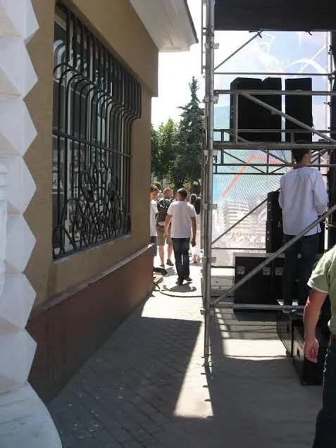 Хто винен у створенні додаткових незручностей для мешканців і гостей міста? Сцена чи ще один літник? (Фото) + (Відео) — фото 2