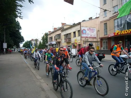 Кілька сотень велосипедистів проїхалися вулицями Івано-Франківська (Фоторепортаж) — фото 1