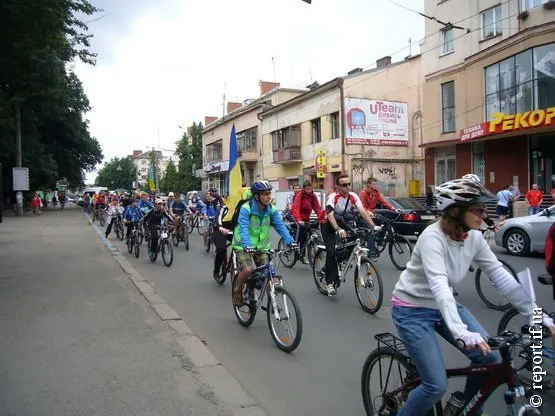 Кілька сотень велосипедистів проїхалися вулицями Івано-Франківська (Фоторепортаж) — фото 2
