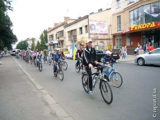 Кілька сотень велосипедистів проїхалися вулицями Івано-Франківська (Фоторепортаж) — фото 4