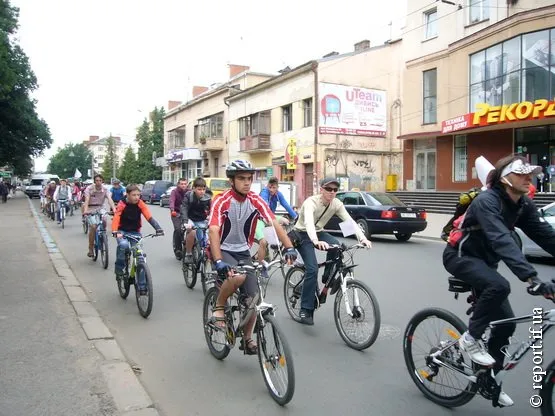 Кілька сотень велосипедистів проїхалися вулицями Івано-Франківська (Фоторепортаж) — фото 5
