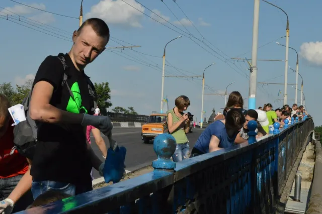 Іванофранківці розфарбували автомобільний міст на вулиці Незалежності в синьо-жовті кольори (Фоторепортаж) — фото 3