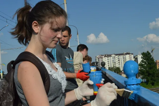 Іванофранківці розфарбували автомобільний міст на вулиці Незалежності в синьо-жовті кольори (Фоторепортаж) — фото 5