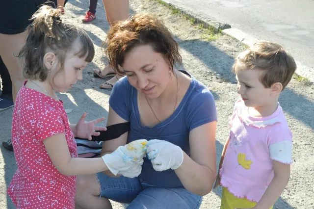 Іванофранківці розфарбували автомобільний міст на вулиці Незалежності в синьо-жовті кольори (Фоторепортаж) — фото 8