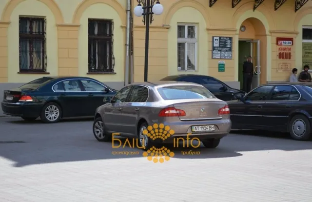 Як чиновники планують боротися із стихійним паркуванням на площі Шептицького? (Фото) — фото 2
