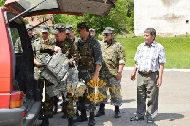Бійцям батальйону «Прикарпаття» передали бронежилети та зґарди (Фоторепортаж) — фото 2