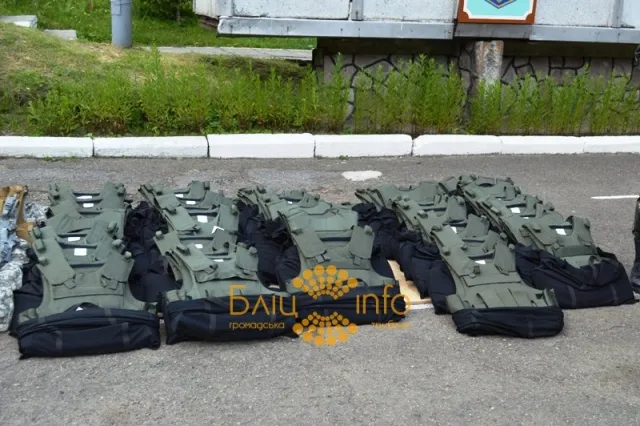 Бійцям батальйону «Прикарпаття» передали бронежилети та зґарди (Фоторепортаж) — фото 3