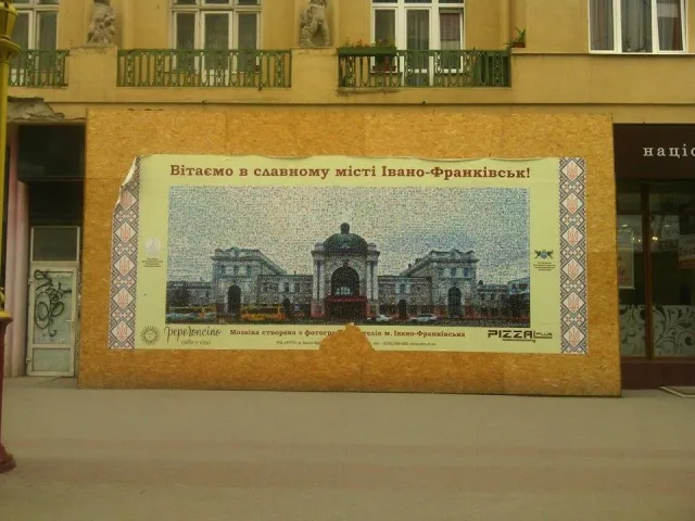 В Івано-Франківську відновили пошкоджену фотомозаїку (Фото) — фото 1