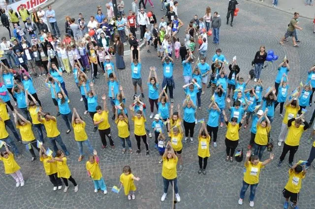 В Івано-Фанківську відбулась патріотична флешмоб-розминка (Фоторепортаж) — фото 1