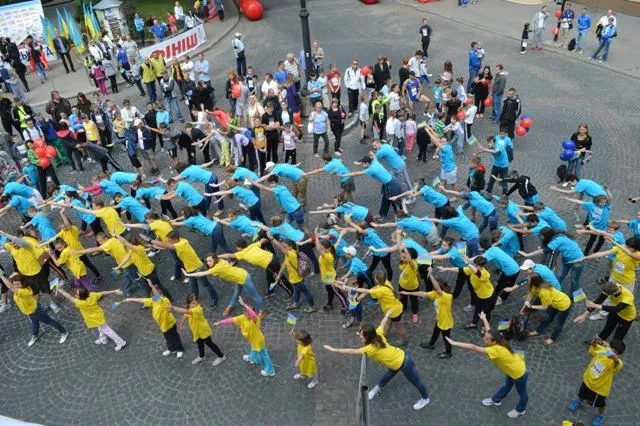 В Івано-Фанківську відбулась патріотична флешмоб-розминка (Фоторепортаж) — фото 2