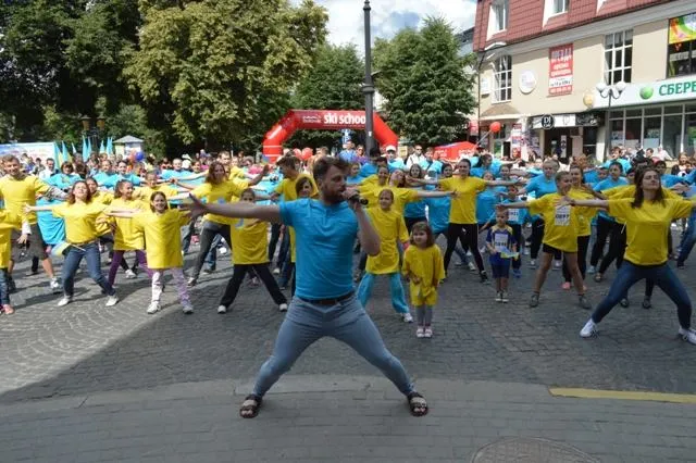 В Івано-Фанківську відбулась патріотична флешмоб-розминка (Фоторепортаж) — фото 4