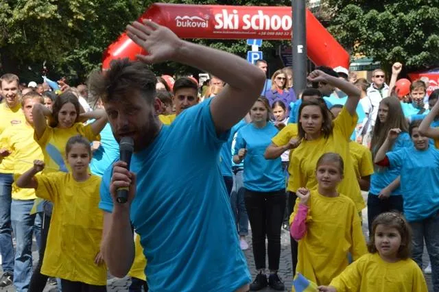 В Івано-Фанківську відбулась патріотична флешмоб-розминка (Фоторепортаж) — фото 5