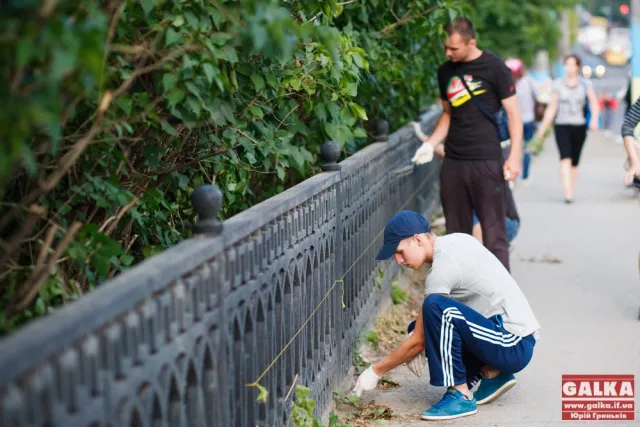 Міст на вулиці Незалежності  набуває барв українського стяга (Фоторепортаж) — фото 1