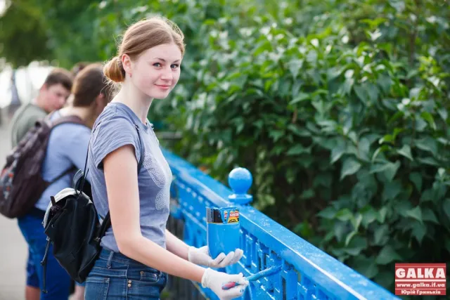 Міст на вулиці Незалежності  набуває барв українського стяга (Фоторепортаж) — фото 9
