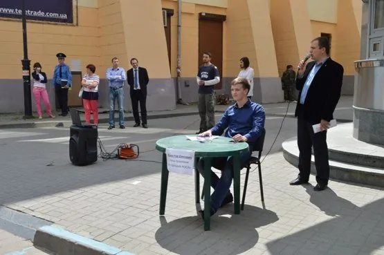 Активісти провели флеш-моб «Не фінансуй країну окупанта» біля одного із відділень «Сбербанку Росії» (Фоторепортаж) — фото 2