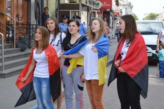 Активісти провели флеш-моб «Не фінансуй країну окупанта» біля одного із відділень «Сбербанку Росії» (Фоторепортаж) — фото 3
