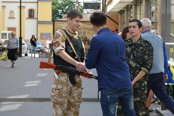 Активісти провели флеш-моб «Не фінансуй країну окупанта» біля одного із відділень «Сбербанку Росії» (Фоторепортаж) — фото 7