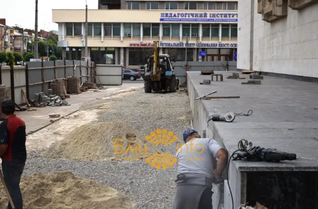 Комунальники попри недостатнє фінансування продовжують ремонт драмтеатру (Фоторепортаж) — фото 1