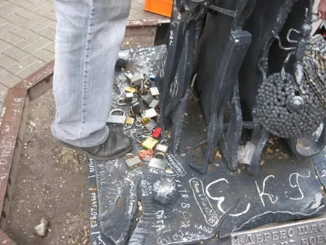 «Дерево щастя» звільнили від замків (Відео) — фото 1