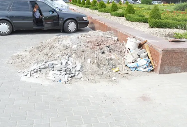 Реконструкцію площі перед ОДА завершили, але увагу привертає розгромлений граніт довкола пам’ятника (Фоторепортаж) — фото 3