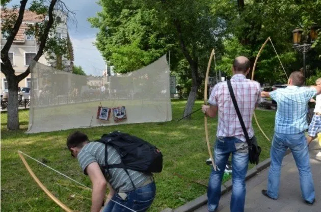В Івано-Франківську стріляли з лука у Путіна та Януковича (Фото) — фото 3
