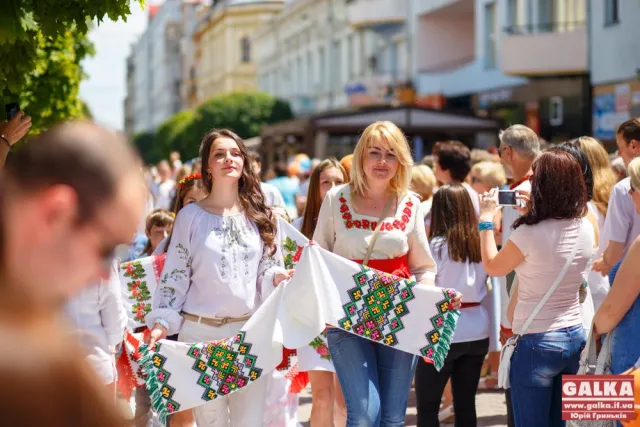 Показ авторських вишиванок «Український колорит» в рамках проекту «Українцем бути круто» (Фоторепортаж) — фото 6