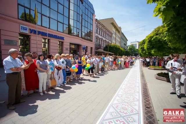 Показ авторських вишиванок «Український колорит» в рамках проекту «Українцем бути круто» (Фоторепортаж) — фото 7