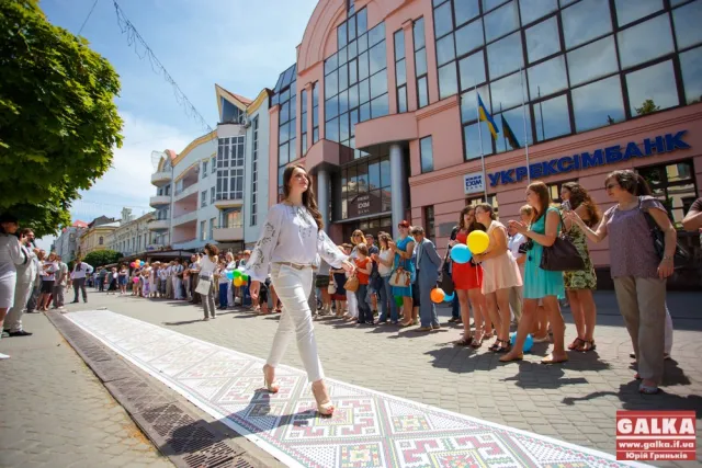 Показ авторських вишиванок «Український колорит» в рамках проекту «Українцем бути круто» (Фоторепортаж) — фото 8
