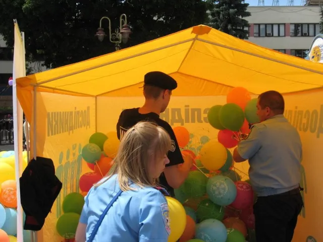 Міліція спільно з пластунами провели на Вічевому майдані акцію «Безпека дітей в руках батьків» (Фото) + (Відео) — фото 1