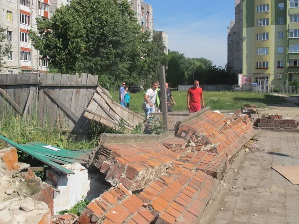 Мешканці взялися за руйнування незаконної загорожі (Фото) — фото 2