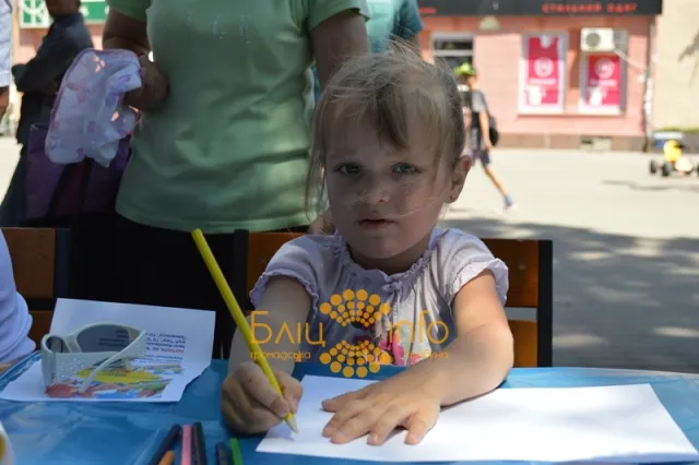 На Вічевому майдані відбулась виставка-конкурс дитячих малюнків «Намалюй солдату мир» (Фоторепортаж) — фото 1