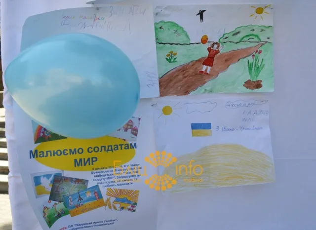 На Вічевому майдані відбулась виставка-конкурс дитячих малюнків «Намалюй солдату мир» (Фоторепортаж) — фото 6