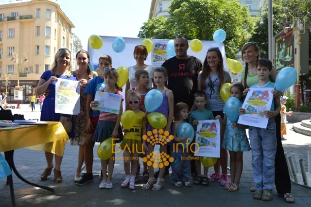 На Вічевому майдані відбулась виставка-конкурс дитячих малюнків «Намалюй солдату мир» (Фоторепортаж) — фото 9