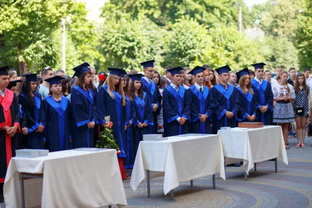Голова облдержадміністрації вручив дипломи випускникам університету права імені короля Данила Галицького (Фоторепортаж) — фото 1
