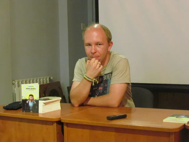 Письменник Олексій Чупа презентував в Івано-Франківську свою книгу «Бомжі Донбасу» (Відео) — фото 1