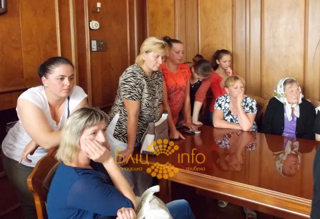 Розгнівані матері та дружини вимагали повернути їхніх чоловіків додому (Фото) + (Відео) — фото 2
