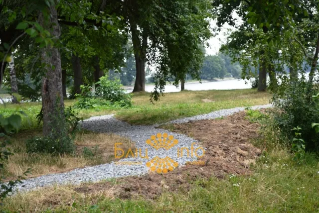 В Івано-Франківську продовжують реконструювати Острів кохання для молоді (Фоторепортаж) — фото 3