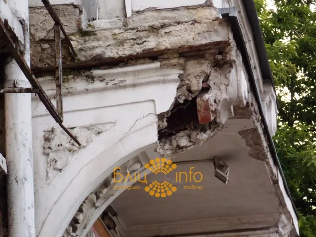 Балкон по вулиці Галицька 45, несе загрозу життю іванофранківців (Фото) — фото 1