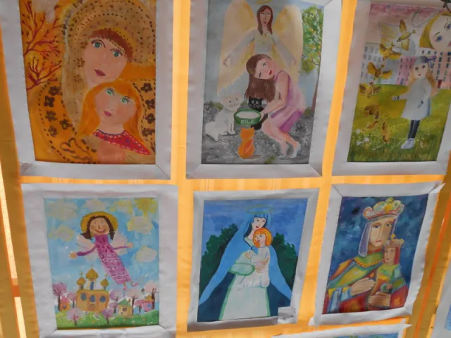 В Івано-Франківську продають дитячі малюнки, щоб зібрати кошти для військових (Фото) — фото 3