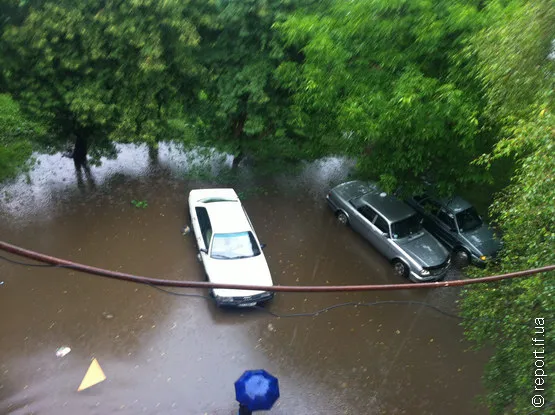 Через сильний дощ, вода затопила двір на Набережній (Фото) + (Відео) — фото 2