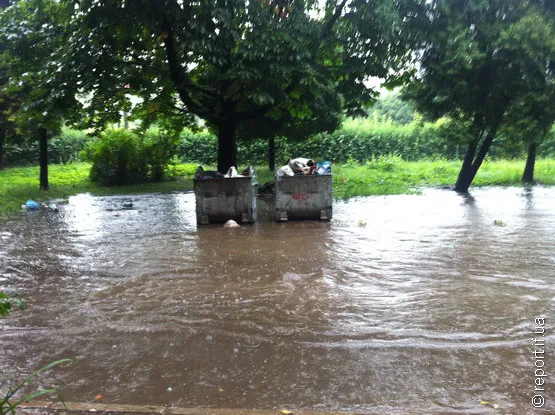 Через сильний дощ, вода затопила двір на Набережній (Фото) + (Відео) — фото 3
