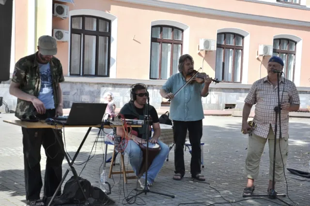 На Стометрівці кожен охочий міг придбати собі гуцульський оберіг і в такий спосіб допомогти військовим на Сході (Фото) — фото 6