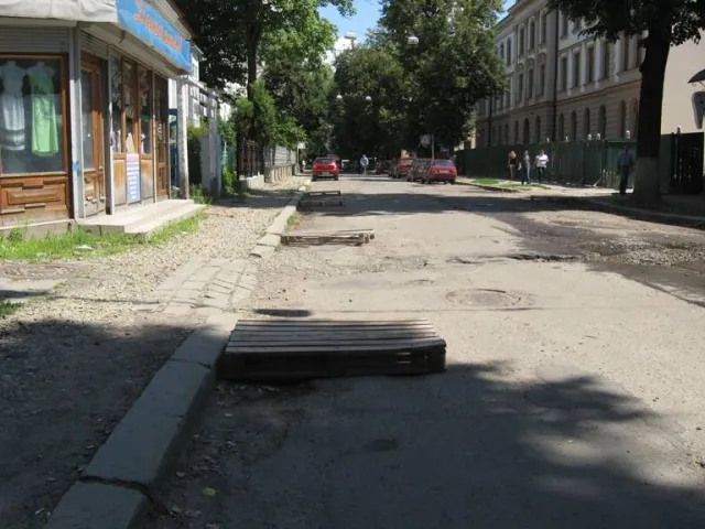 Схоже в Івано-Франківську започатковується новий спосіб забити місце під паркування (Фото) — фото 1