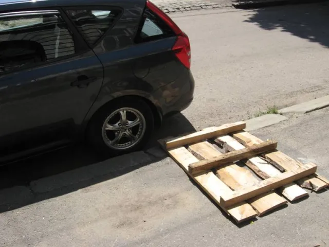 Схоже в Івано-Франківську започатковується новий спосіб забити місце під паркування (Фото) — фото 3