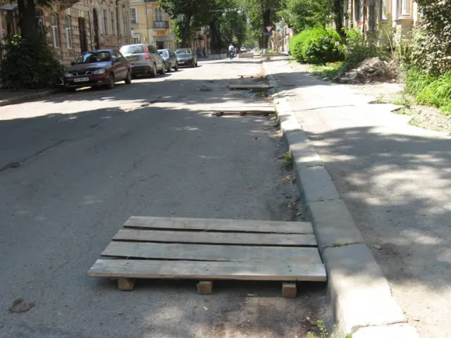 Схоже в Івано-Франківську започатковується новий спосіб забити місце під паркування (Фото) — фото 5