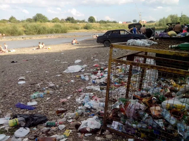 В Івано-Франківську береги річок рясніють цілими купами сміття — фото 1