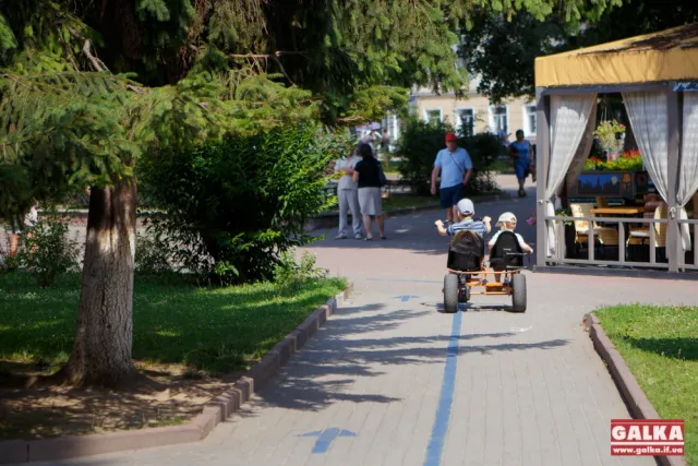 На площі Адама Міцкевича позначили маршрут для поїздок дітей на веломобілях (Фоторепортаж) — фото 1