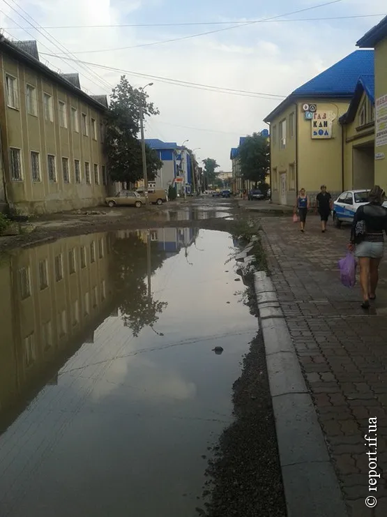 В Івано-Франківську регулярно затоплює вулицю Промислову (Фото) — фото 1